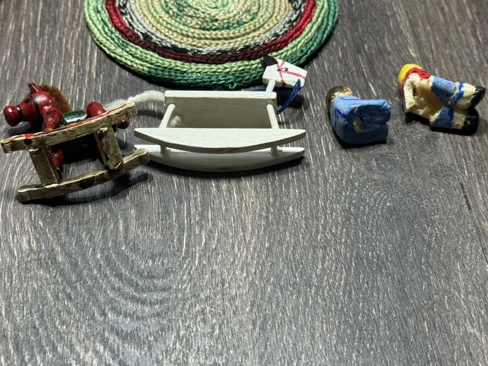 Mecedora infantil miniatura vintage para casa de muñecas y 2 caballos de juguete + muñecas de cerámica Foto 2 de 4