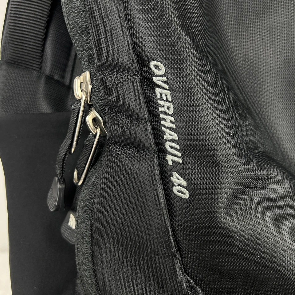 Mochila negra de viaje para computadora portátil The North Face Overhaul 40 Foto 4 de 4