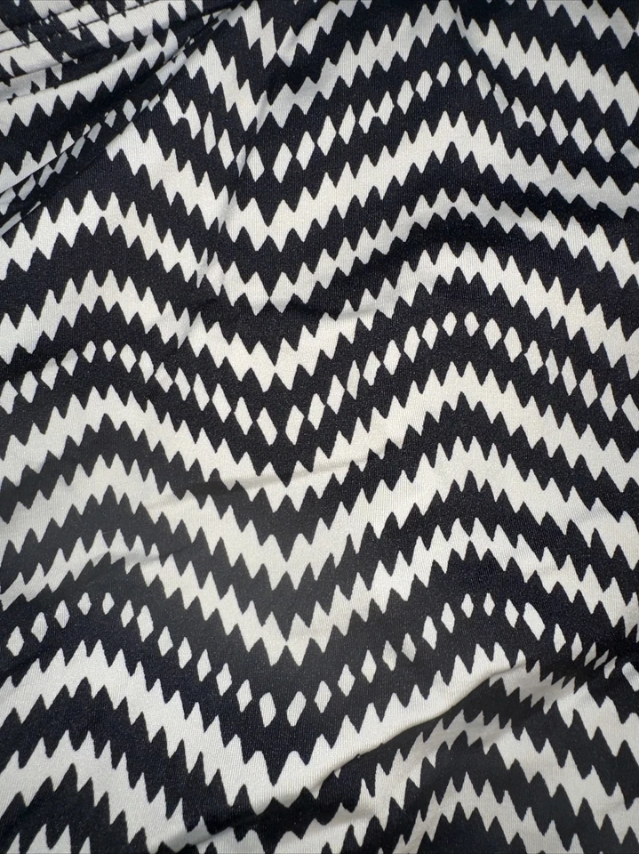 Traje de baño Apt 9 talla grande de una pieza con falda inferior blanco y negro en zigzag Foto 2 de 4