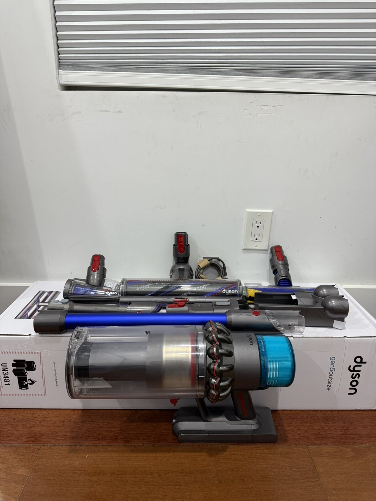 Dyson Gen5Outsize Cordless Stick Vacuum Cleaner- SV24-Blue USED