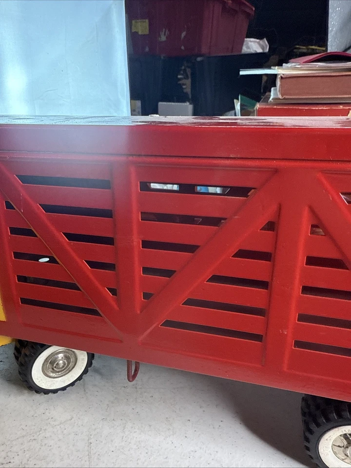 1960 Structo GMC Red Pressed Steel Livestock Semi Tractor Trailer 1:16 scale - Image 4 of 4