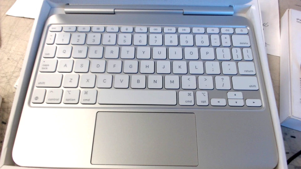 Apple Magic Keyboard Case iPad Pro 11 inch M4 - White - MWR03LL/A - Image 3 of 4