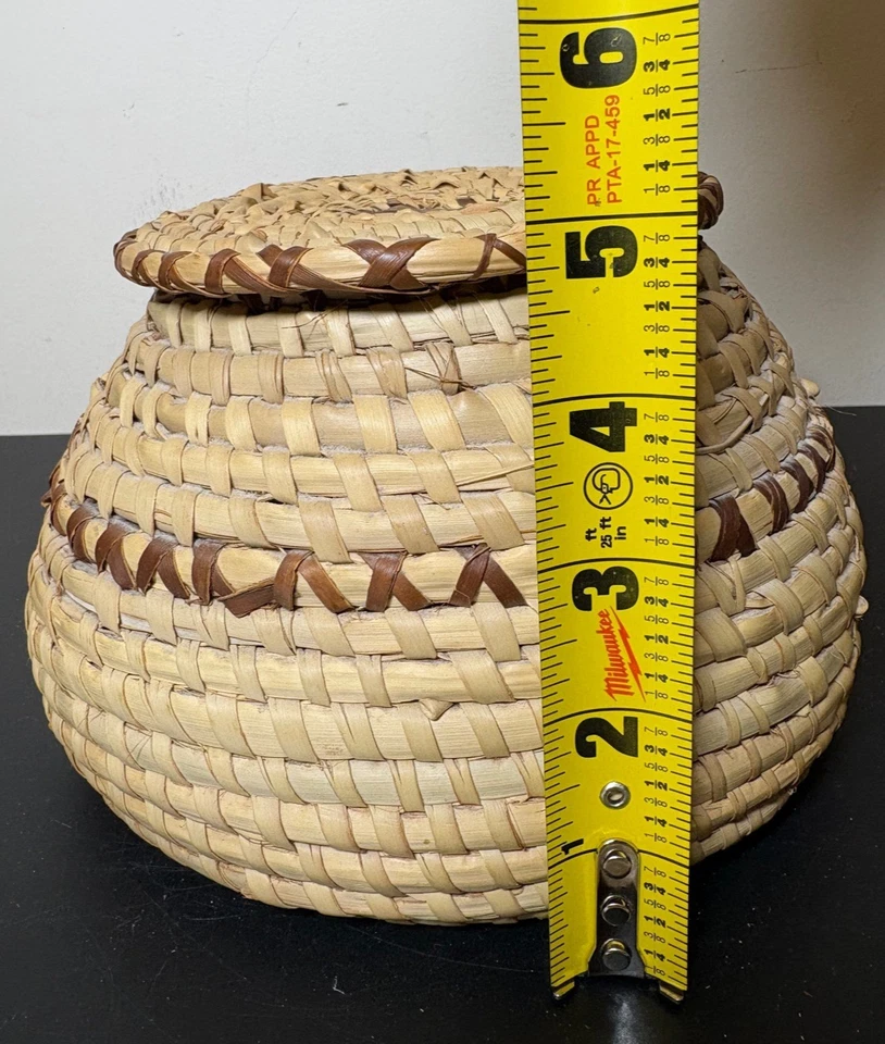 Cesta de paja tejida con tapa redonda contenedor de almacenamiento decorativo Foto 4 de 4