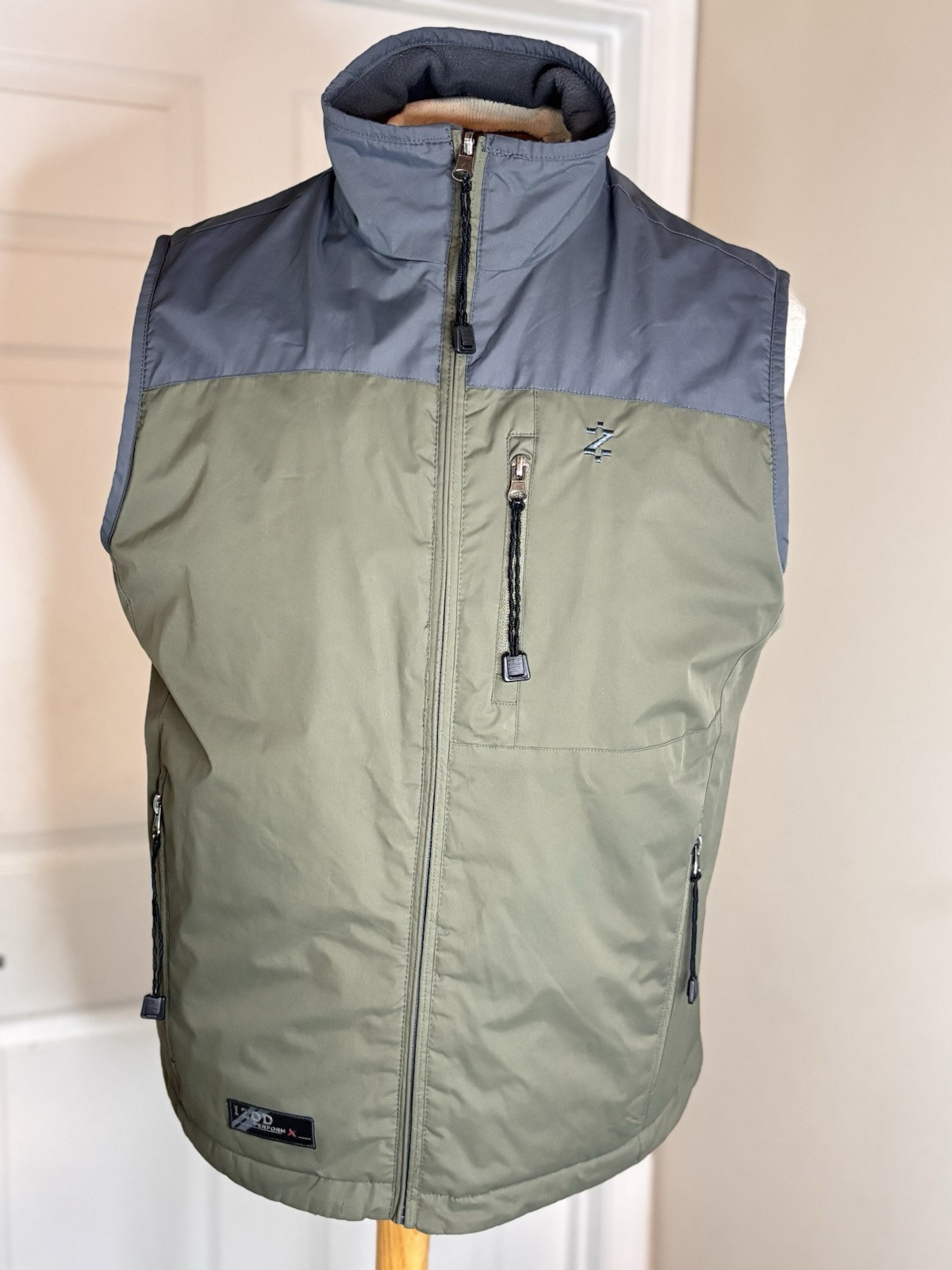 IZOD PerformX Men's Sleeveless Jacket - Size Medium Athletic Fit