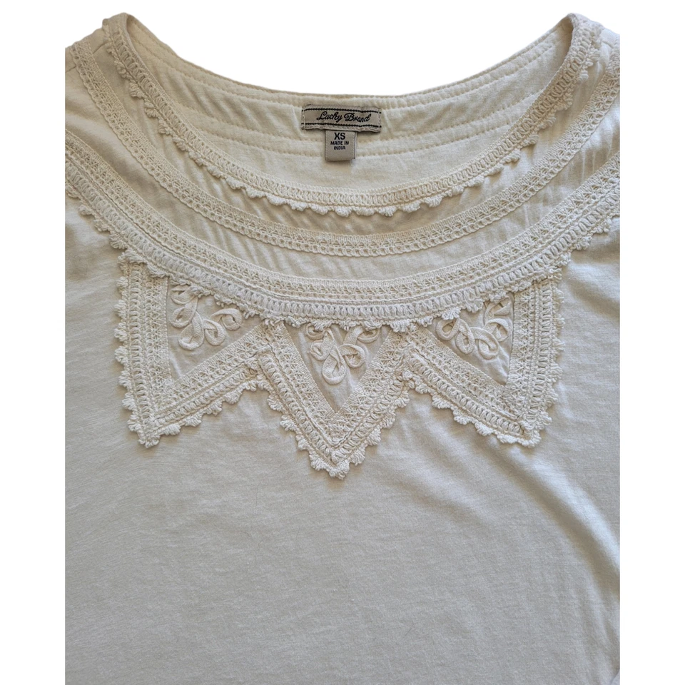 Top floral con apliques de manga larga cuello barco Lucky Brand Foto 3 de 4