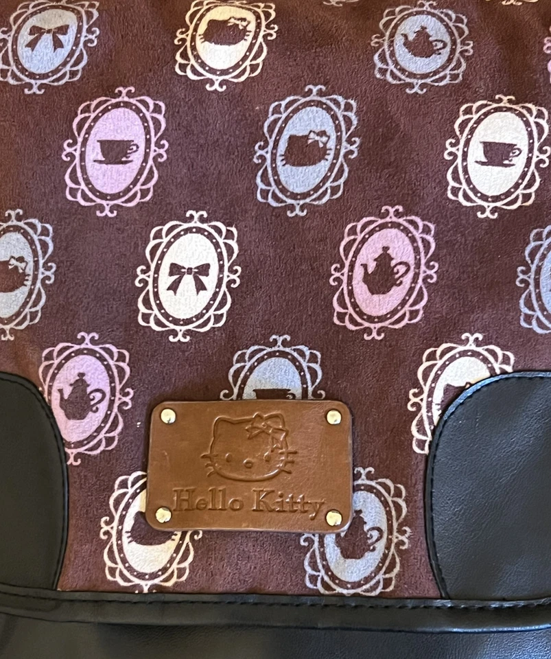 Mochila Sanrio Hello Kitty negra de imitación de cuero con solapa marrón estampada, 12 pulgadas Foto 2 de 4