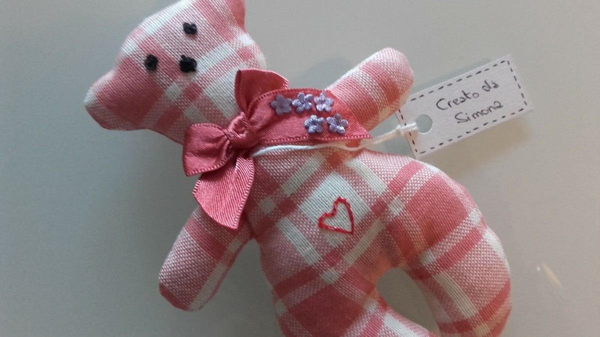 Orsetto di stoffa rosa a quadretti con cuoricino cucito a mano