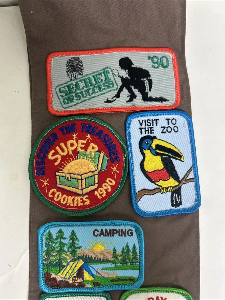 Винтажный коричневый пояс для девочек-скаутов 90-х годов США со значками булавками и нашивками - Изображение 4 из 4