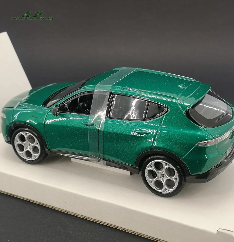 modellino auto 1:24 alfa romeo tonale verde della bburago modellini die cast - Immagine 2 di 4