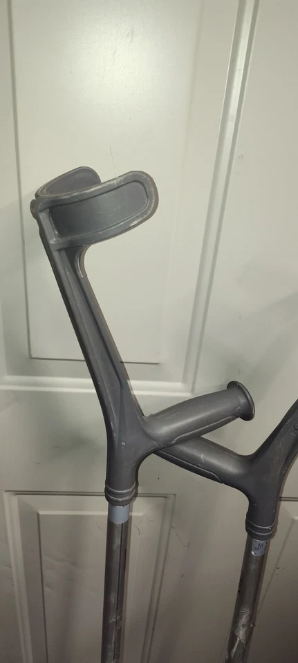 Muletas 2 piezas medio puño antebrazo aluminio altura ajustable 120 Kg adulto Foto 2 de 3