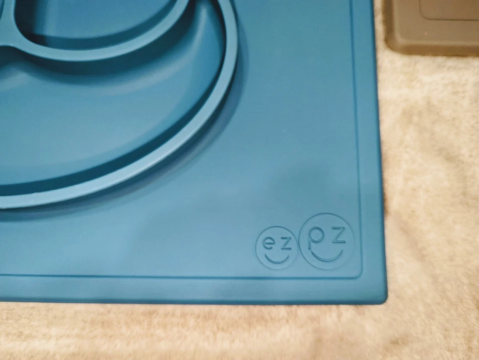 Lote de 3 placas de succión Ezpz Happy Mat 100% silicona 10x15 (2) y cuenco (1)  Foto 2 de 3