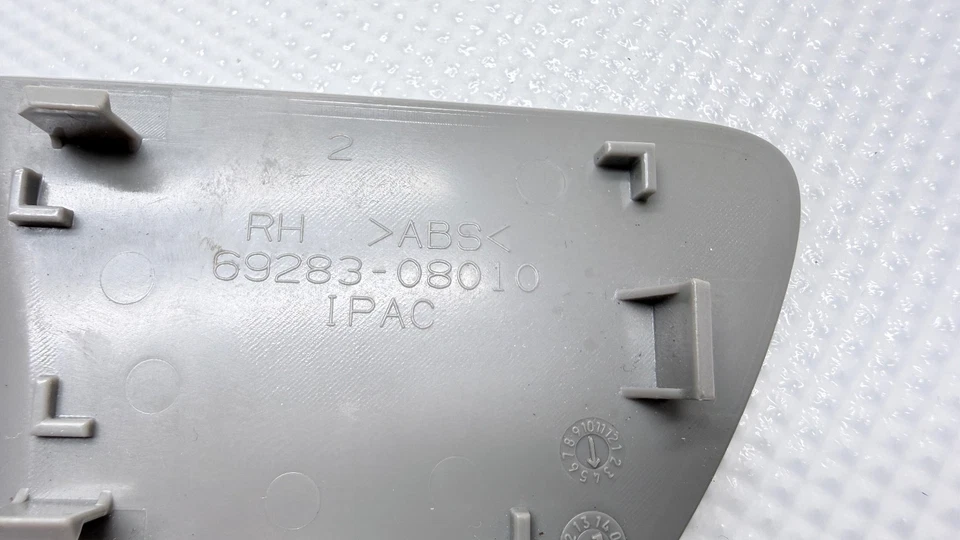 Cubierta de perno de manija interior puerta derecha Toyota Sienna 2011-2014 69283-08010 OEM Foto 3 de 4