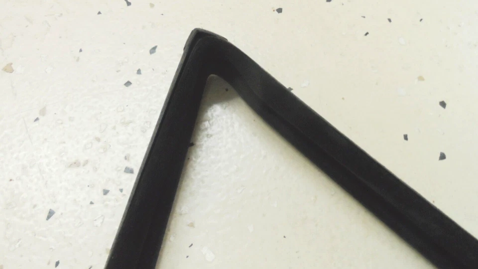 NOS 1982 1983  Lincoln Continental Window Door Run Weatherstrip E35Y-5421596A - Image 2 of 3