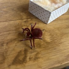 Spilla spilla ragno super vintage in velluto rosso e metallo placcato oro