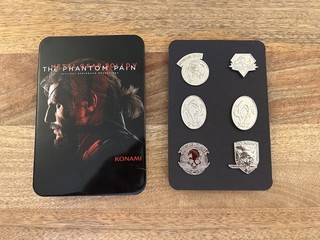 Metal Gear Solid V Edizione Limitata Spilla Badge Set Tin 6 Distintivi