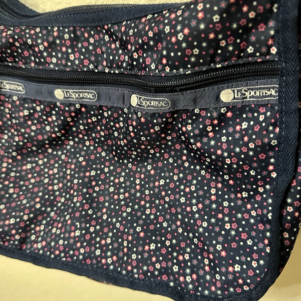 Bolso Bandolera Hobo Floral Azul LE SPORTSAC Cartera de Todos los Días Talla Mediana Foto 3 de 4