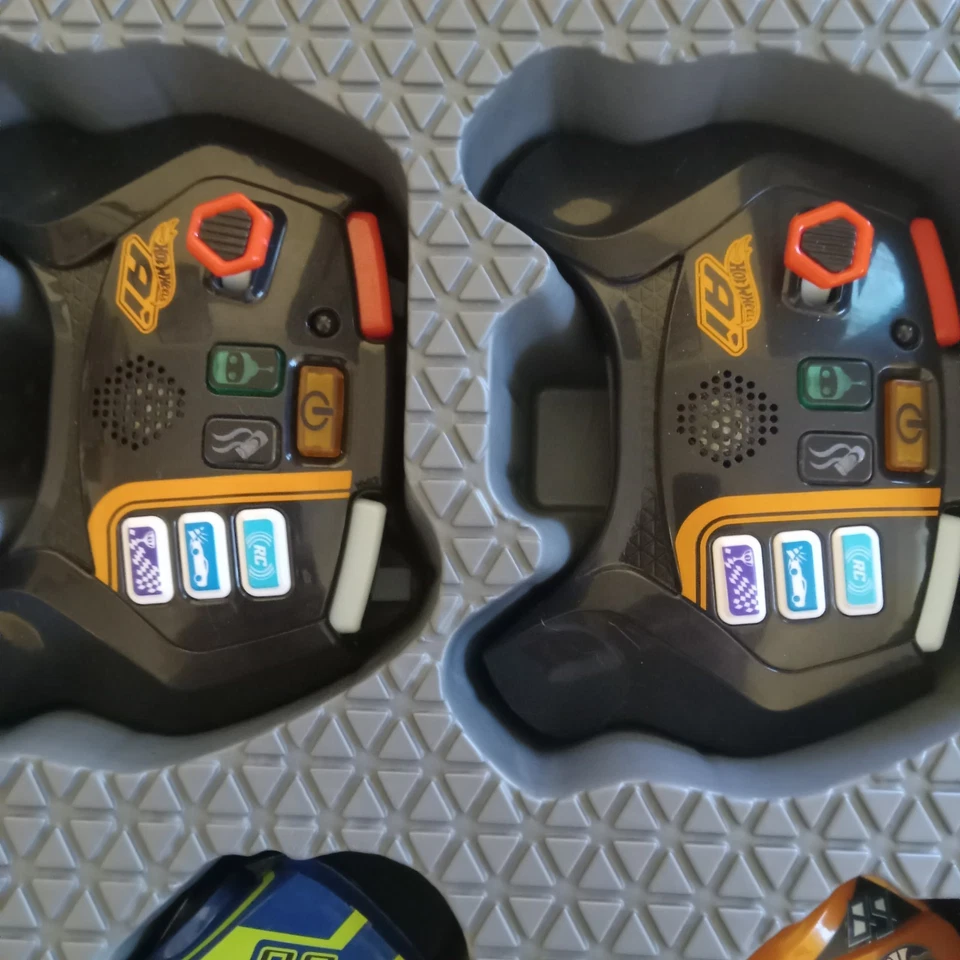 HOT WHEELS Ai SMART CARS - Intelligent Race System 2 CARS & CONTROLLERS 2.4 - Image 2 of 4