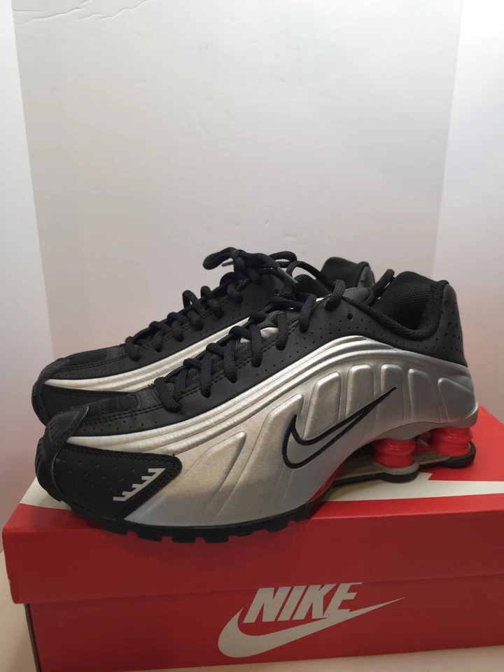 Talla 7Y - Zapatilla Nike Shox R4 Metálica Plateada Roja Picante CW2626-005 (GS) NUEVA Foto 3 de 4