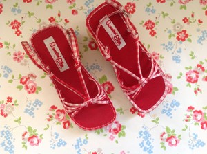 sketchers red sandals