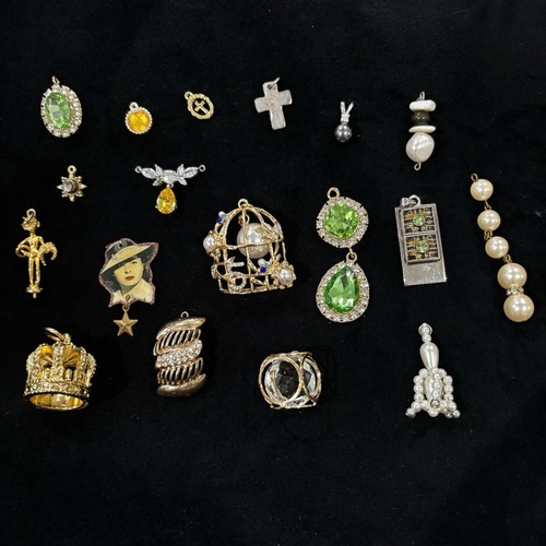 18pc Pendant Lot Rhinestone Glass Pearl Gold Tone Vintage Statement