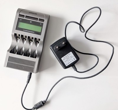 Voltcraft CM410 Intelligentes NiZn Akku Ladegerät für AA und AAA Zellen