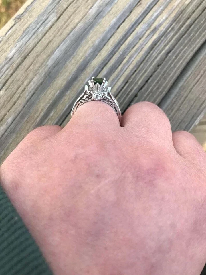 Alianza para mujer de esmeralda creada en laboratorio de corte redondo de 2 quilates enchapada en oro blanco de 14 quilates Foto 4 de 4