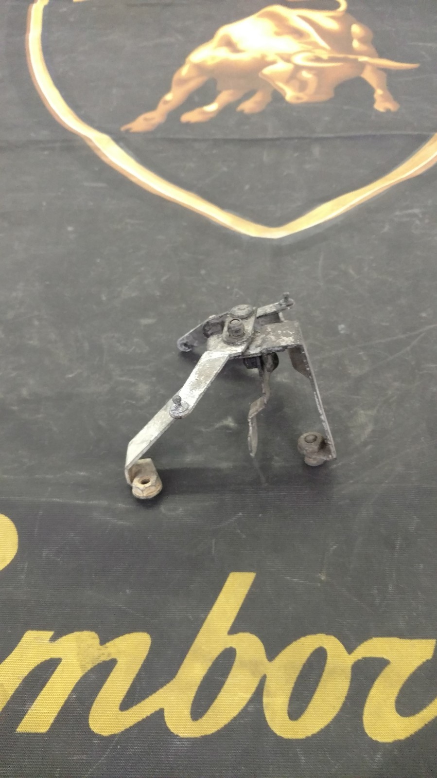 LAMBORGHINI MURCIELAGO LP640 670 LEFT LOCK LEVER SUPPORTING BRACKET 410837161