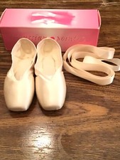 Russian Point Shoes Style Entrada Size 34 Width 2 New In Box