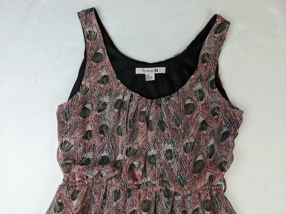 Vestido feminino Forever 21 tamanho pequeno rosa estampa de penas ajuste e alargamento cintura árbitro - Imagem 4 de 4