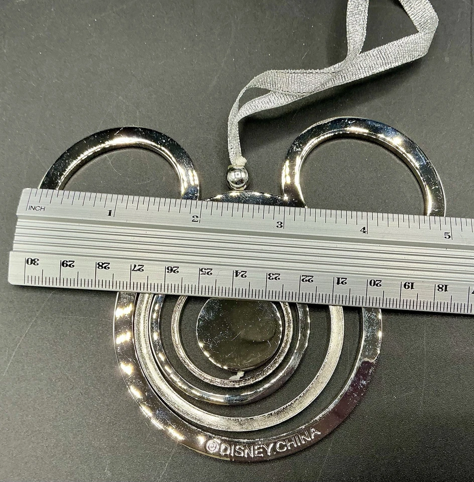"Adorno de Navidad giratorio de metal plateado icono de Mickey Mouse de los parques de Disney 5""x4""" Foto 4 de 4