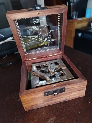 Vintage Dollond London Stil Messing Sonnenuhr Kompass in passender Holz Vitrine