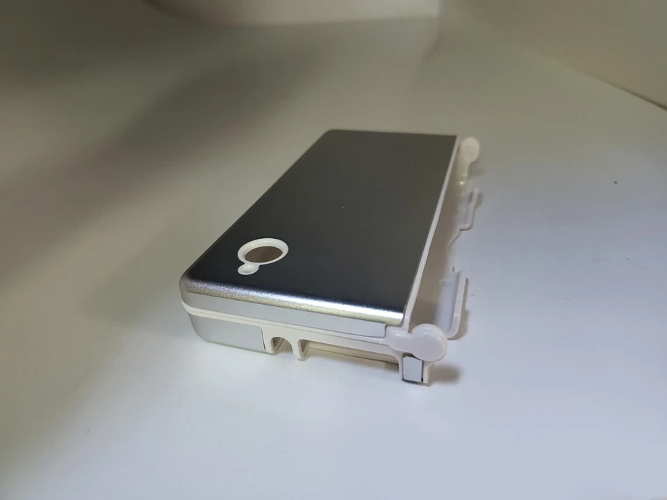 NUEVO Carcasa de aluminio plateada sellada con 2 bolígrafos para Nintendo DSi Hyperkin #42J Foto 3 de 4