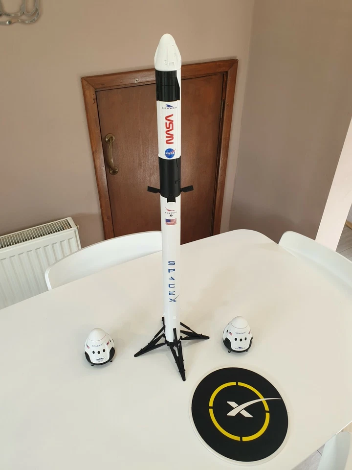 SpaceX Falcon 9 with Axiom-1 Crew Dragon Capsule - 84cm/33inch 1:76 scale - Image 3 of 4