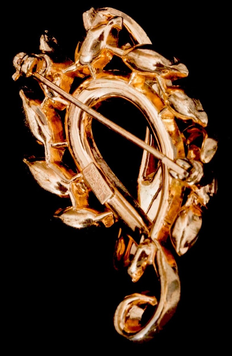 Elegant Vintage TRIFARI Swirl Gold Tone Brooch with inset