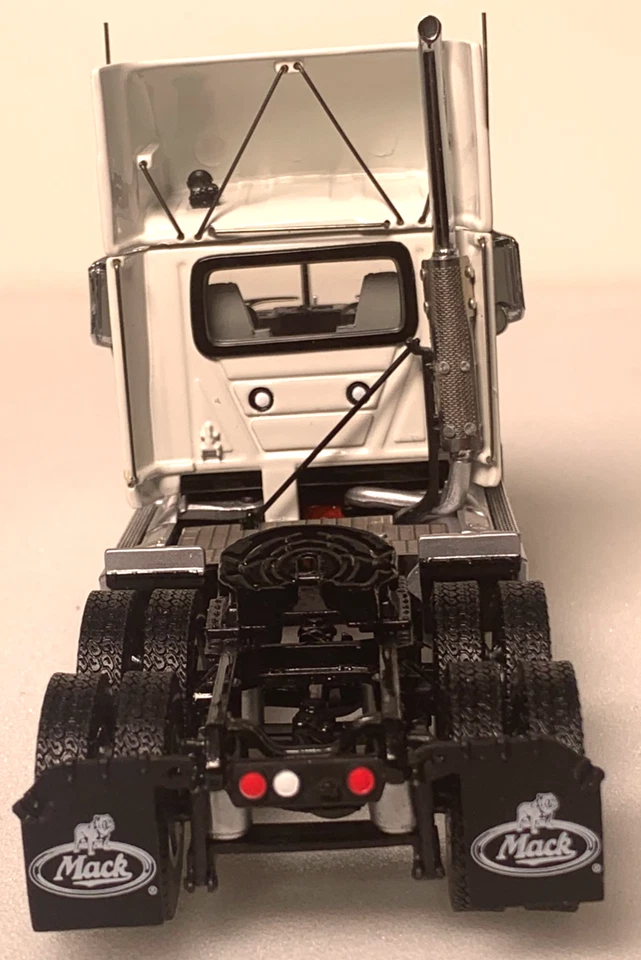 Franklin Mint Mobil Mack truck & Fuel tanker trailer scale 1:43 Inventory# 3525 - Image 2 of 4