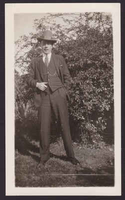 Vintage Schnappschuss Foto stilvolle adrette Mann im Anzug Taschenuhr Modegeschichte