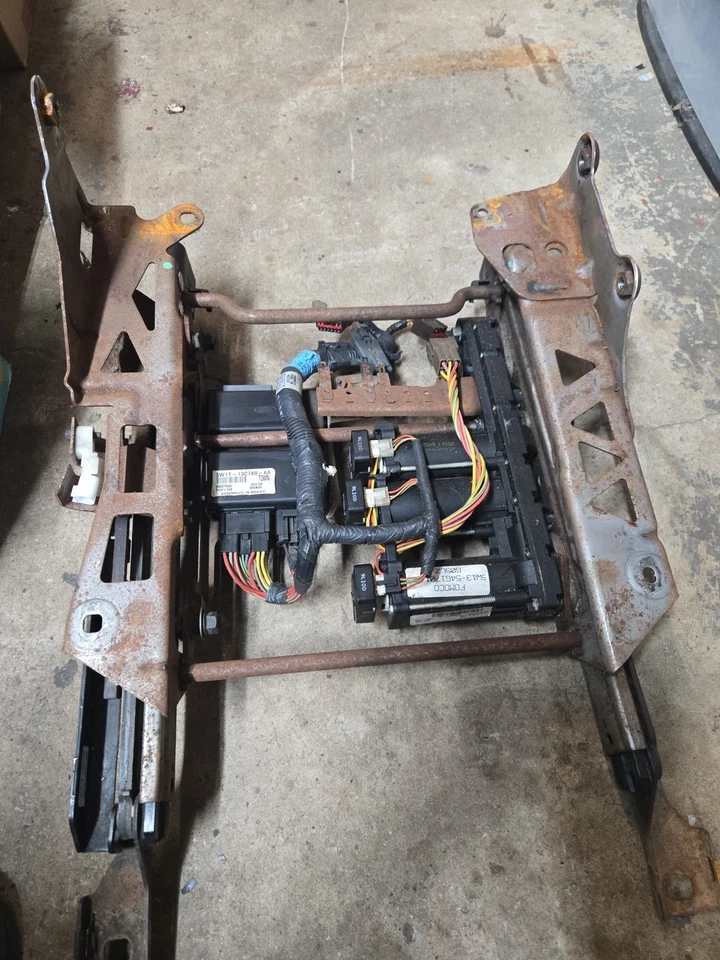 2003-2011  Lincoln Town Car Driver Frnt Heated Seat Memory Module 3W1T-13C789-AA - Image 4 of 4