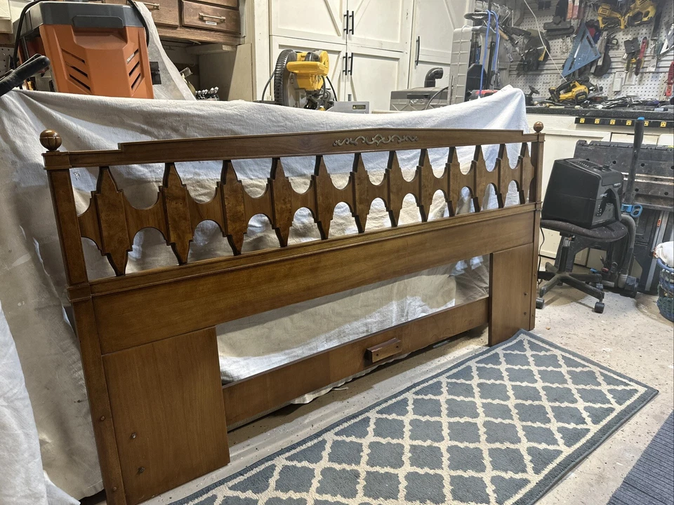 Cabecero Drexel Mid-Century Moderno Hollywood Regency Nogal Tamaño King, Años 60 Foto 3 de 4