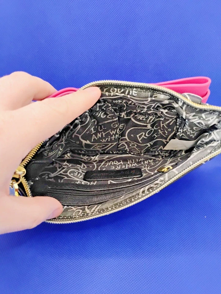 Bolso sin asas Betsey Johnson pequeño de muñeca negro/rosa, cierre de cremallera patrón de edredón de 9"X5" Foto 4 de 4