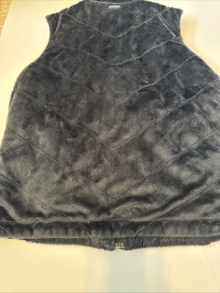 Chaleco reversible Columbia negro floral de pana negra de piel sintética para mujer talla pequeña Foto 2 de 4