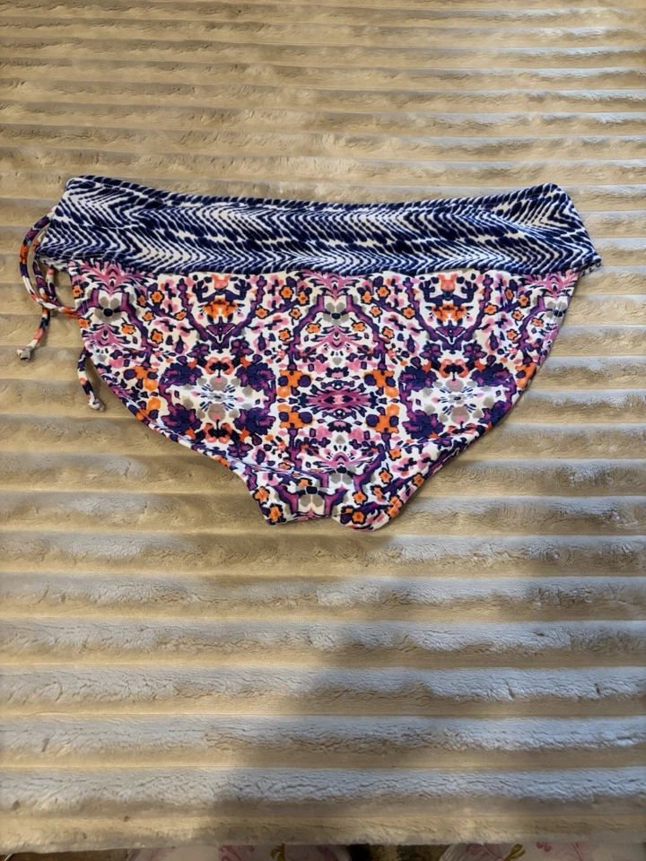 Athleta Blue and White Patterned Bikini Bottom with Tie Side Detail Size M - Image 3 of 3