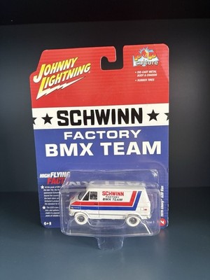 Johnny Lightning 1:64 Diecast Chevrolet G20 Van Schwinn BMX Team 1979 Chase