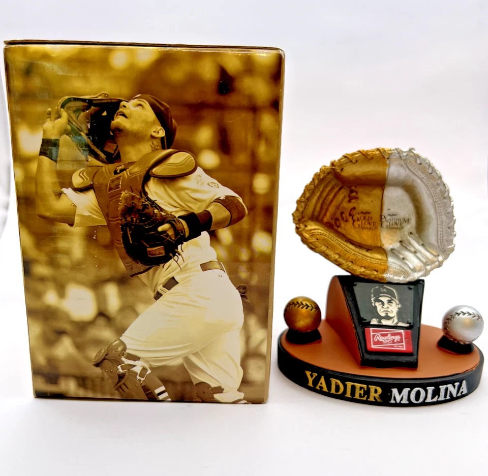 Guante Yadier Molina Cardenales de San Luis Premio Oro y Platino 2012 SGA Foto 4 de 4