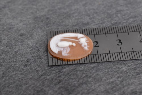 Italian Conch Shell Cameo Village Scene Plaque Handmade 1 in Vintage - Picture 3 of 4