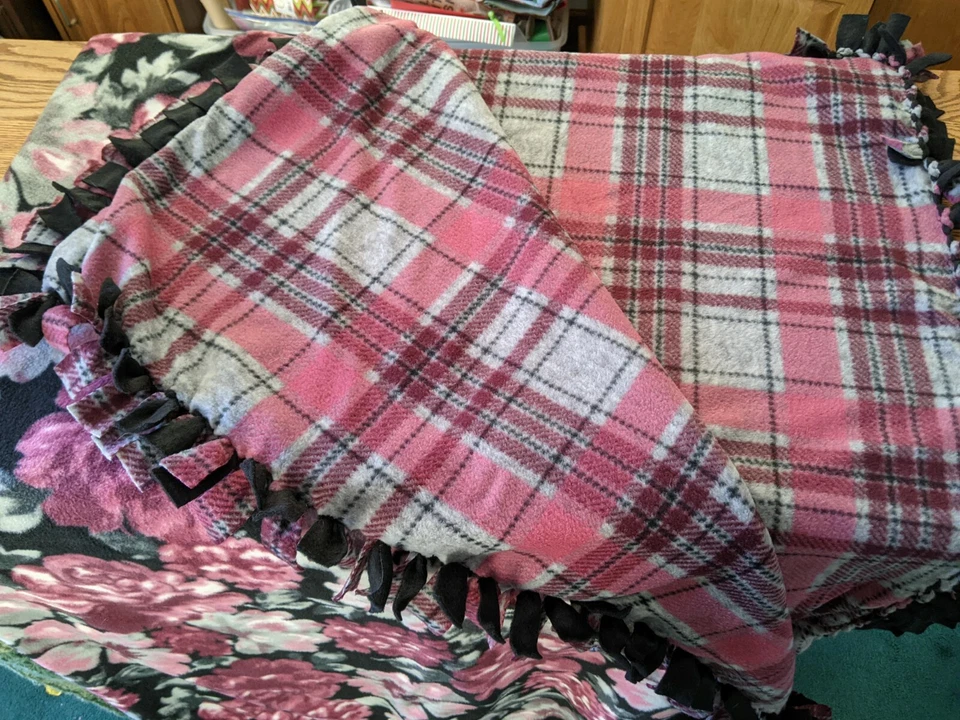 Soft fleece throw blanket - Image 2 of 2