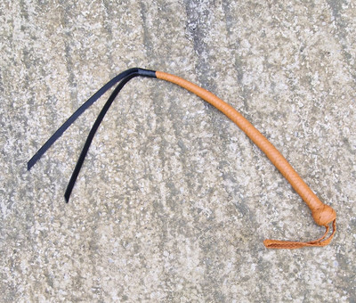 Brauner Rindsledergriff und 2 schwarze dicke harte Schwänze 38 cm Bullwhip 