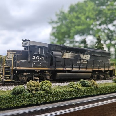 Athearn RTR NS GP40-2 HO Scale Locomotive Professionally Weathered DC Only