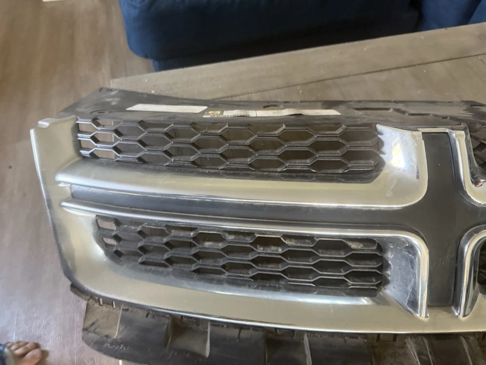 Хромированная и черная верхняя решетка для Dodge Avenger 2011-2014 годов выпуска с эмблемой от оригинального производителя - Изображение 3 из 4