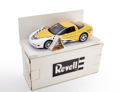 REVELL 2001 Corvette Coupe 85-0931 Daytona Pace Car Promo Model YELLOW  C29