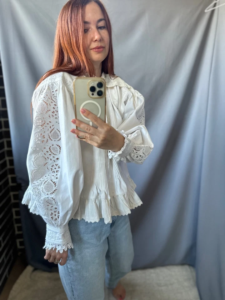 Blusa folclórica rumana de los años 20 • Camisa antigua de lino bordada a mano amante vintage Foto 3 de 4